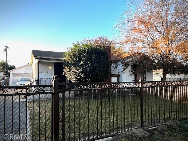 view of front of home featuring a front lawn