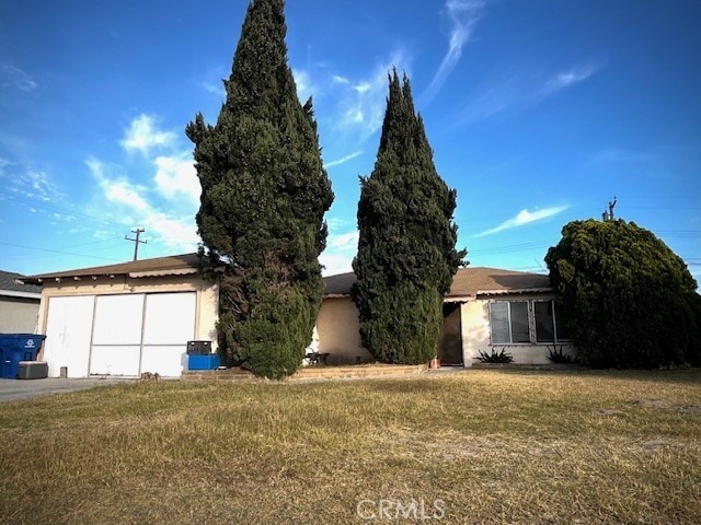 view of front of home featuring a front lawn