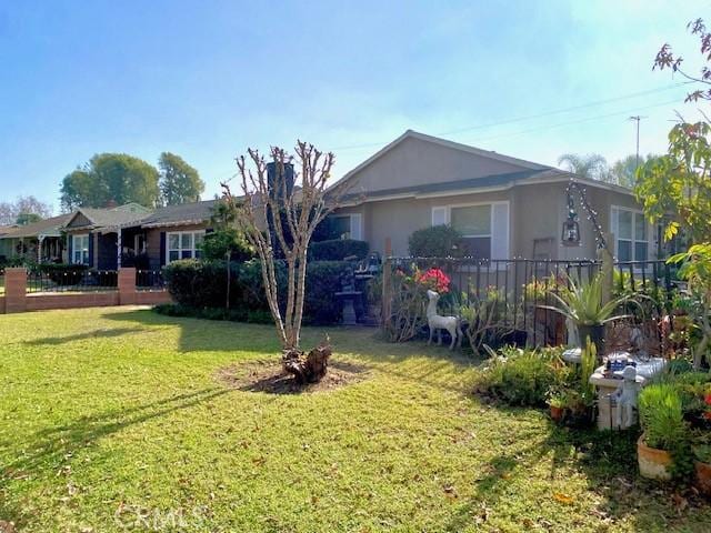 ranch-style home featuring a front lawn