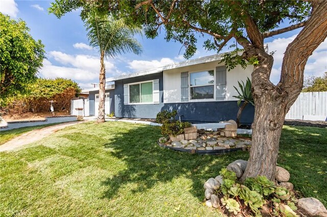 single story home featuring a front lawn