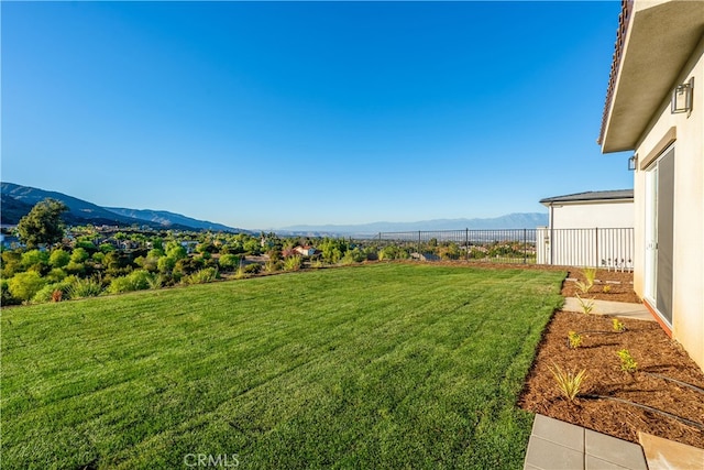 view of yard featuring a mountain view