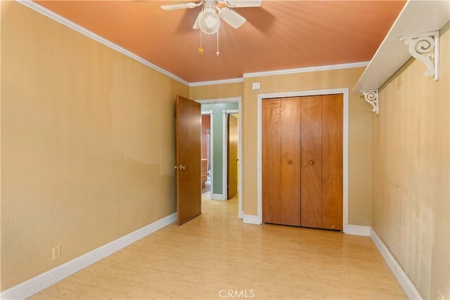 unfurnished bedroom featuring light wood-type flooring, ceiling fan, ornamental molding, and a closet