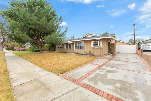 ranch-style house featuring a front lawn