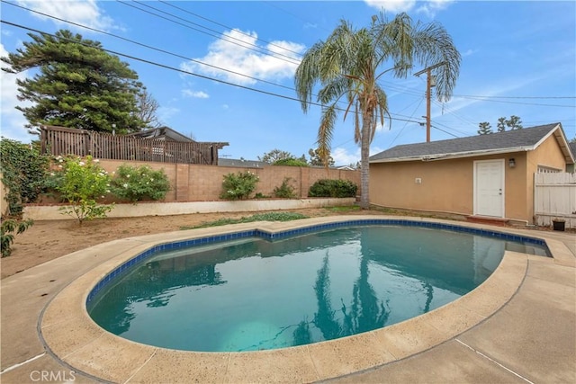 view of swimming pool