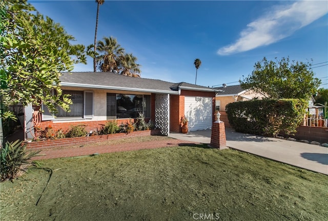 view of front of property featuring a front yard