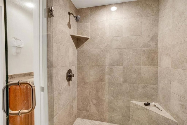 bathroom featuring a tile shower