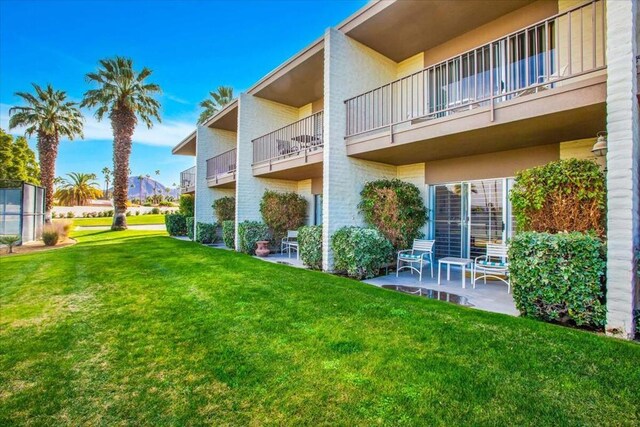 view of yard featuring a patio area