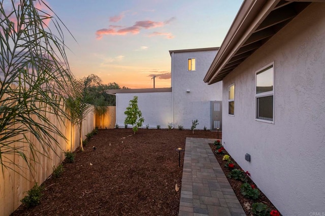 view of yard at dusk