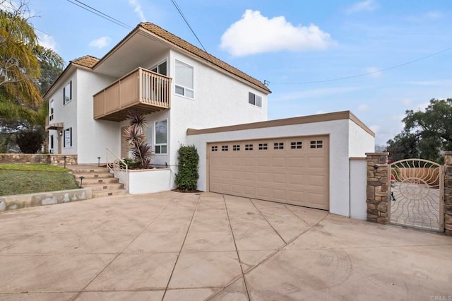 view of front of property featuring a balcony