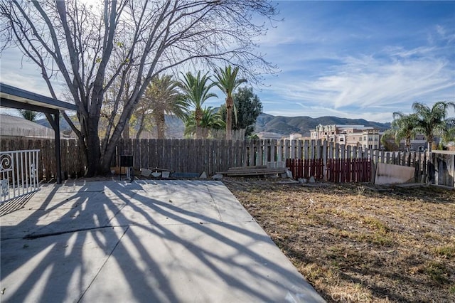 view of yard with a mountain view