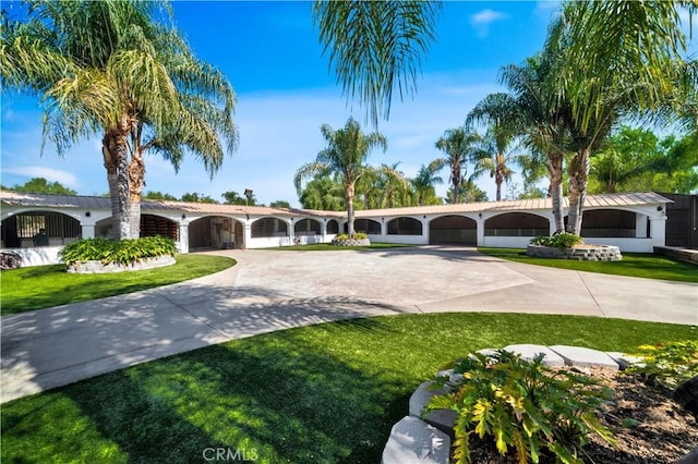 single story home with a front lawn