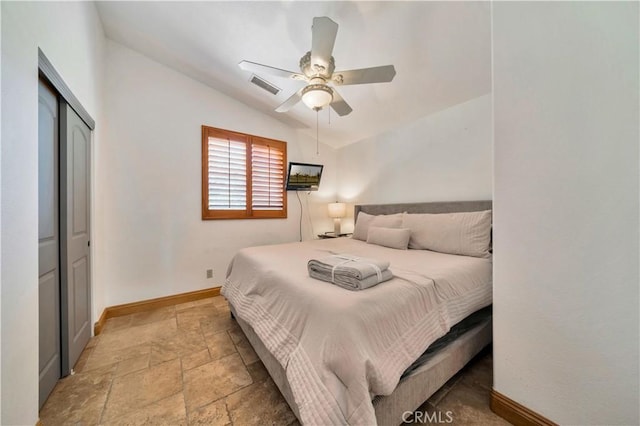 bedroom with ceiling fan, a closet, and vaulted ceiling