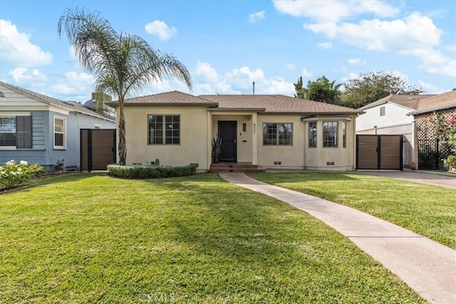 view of front of property featuring a front lawn