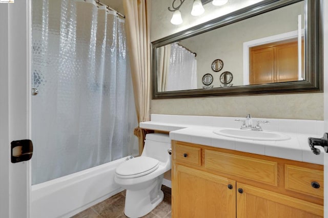 full bathroom with toilet, vanity, and shower / bath combo