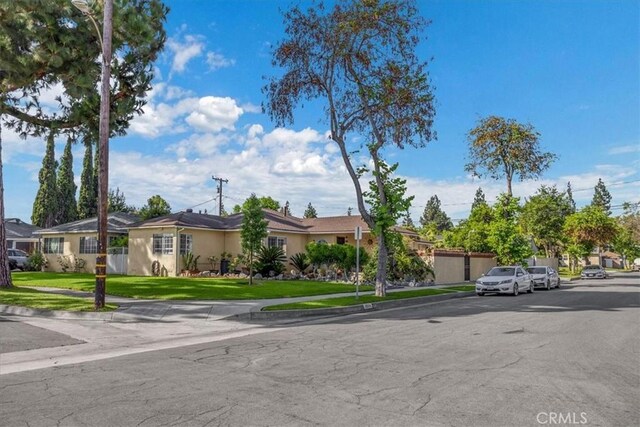 ranch-style house featuring a front lawn