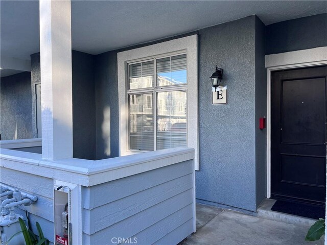 entrance to property featuring covered porch