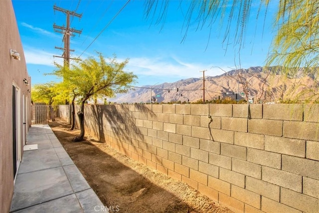 view of yard with a mountain view