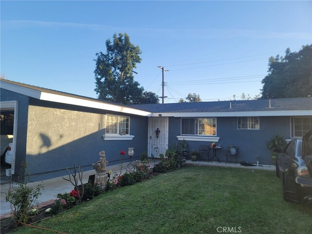 view of front facade with a front yard