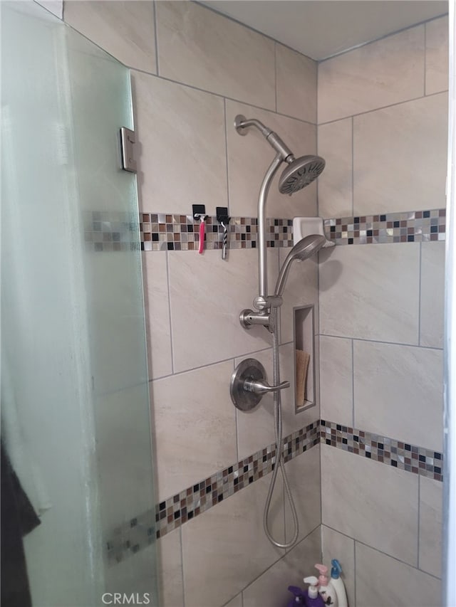 bathroom featuring tiled shower