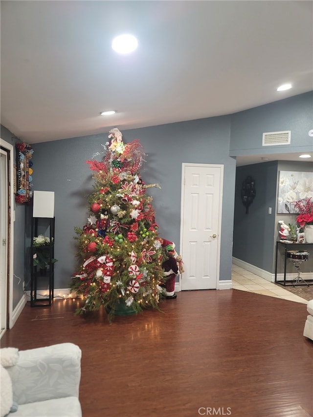 2214 Mark St, Santa Ana, CA 92703 - interior space featuring visible vents