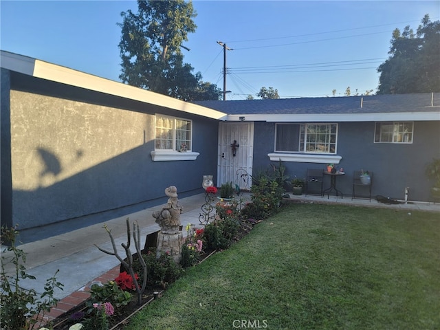 view of front of property featuring a front yard