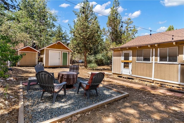 view of yard featuring a storage unit