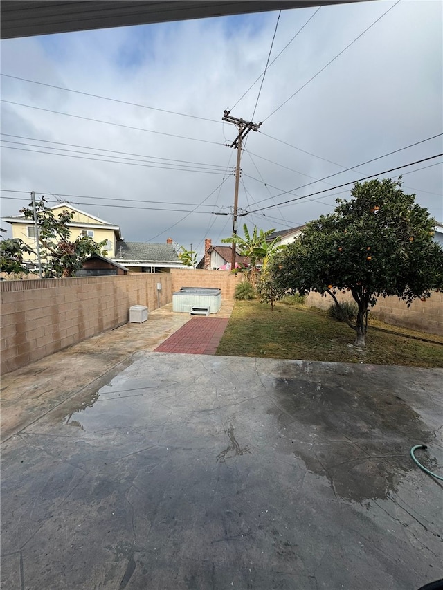 view of yard featuring a patio