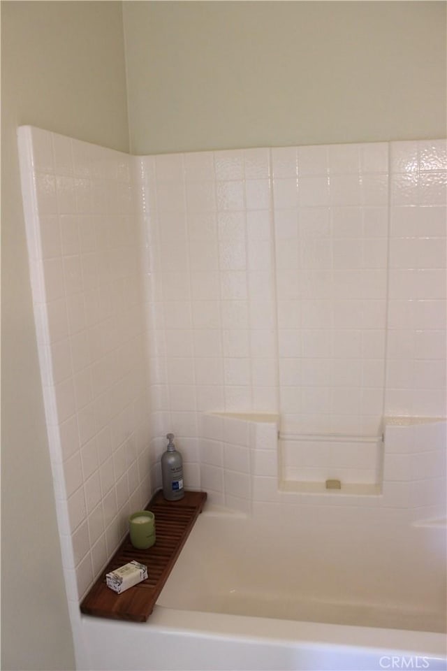 bathroom featuring a bathtub