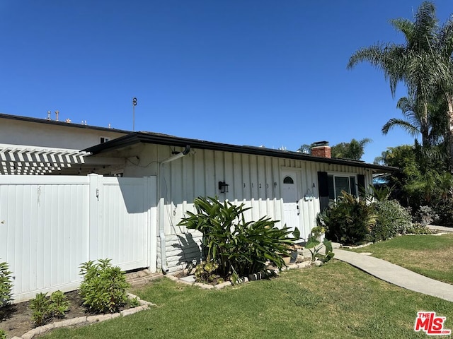 view of front of property featuring a front lawn