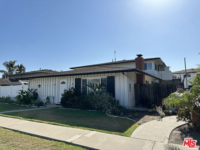 view of front of house featuring a front lawn