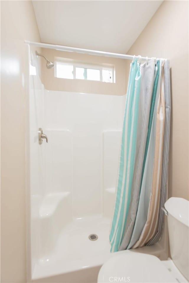 bathroom with curtained shower