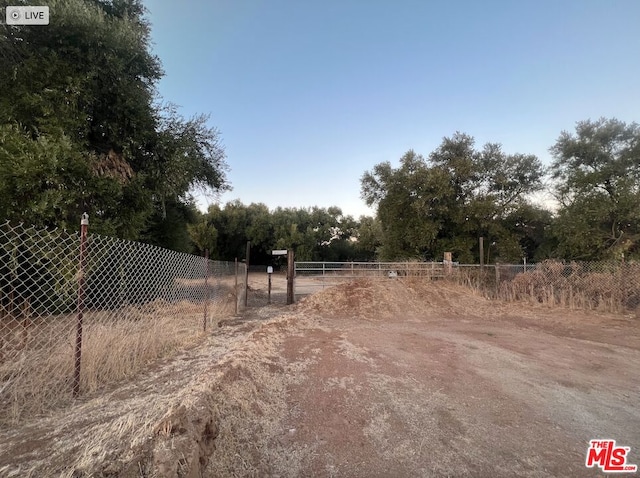 view of yard featuring a rural view