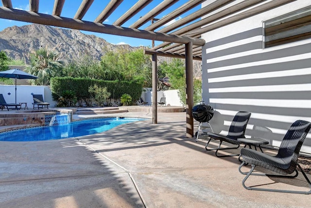 view of pool featuring a pergola, a mountain view, an in ground hot tub, and a patio