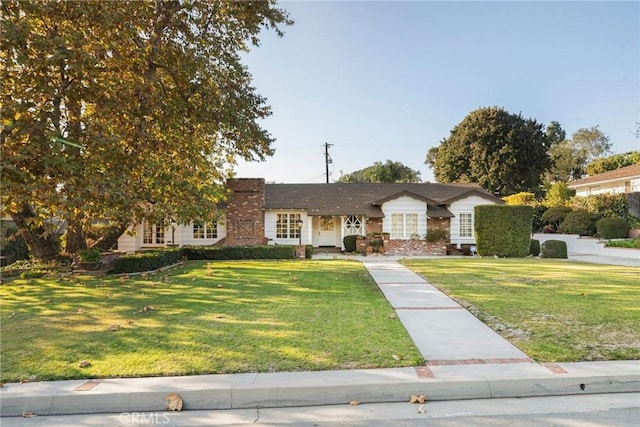 view of front facade with a front yard