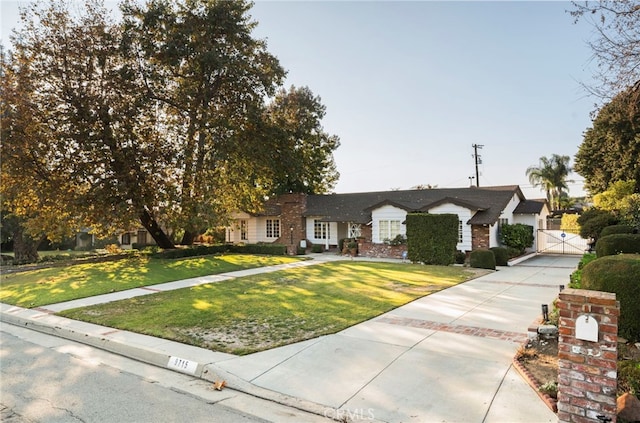 view of front of home featuring a front lawn