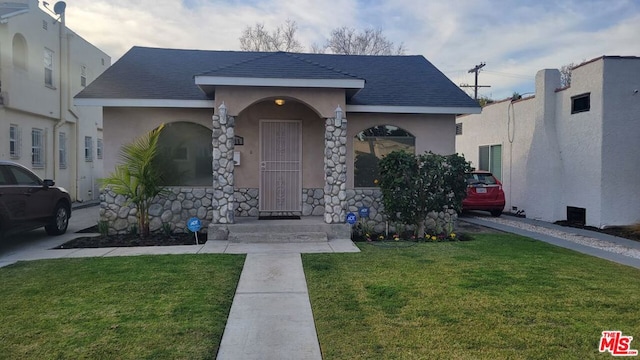 view of front of house featuring a front lawn