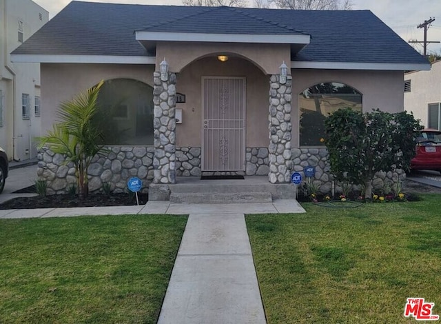 entrance to property featuring a yard