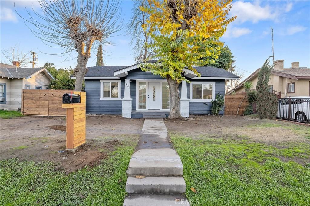 bungalow-style house with a front lawn