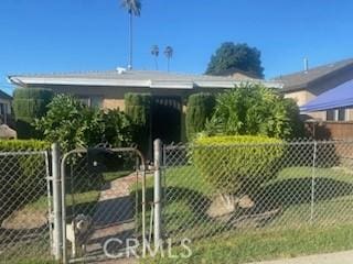 view of front of home featuring a front yard