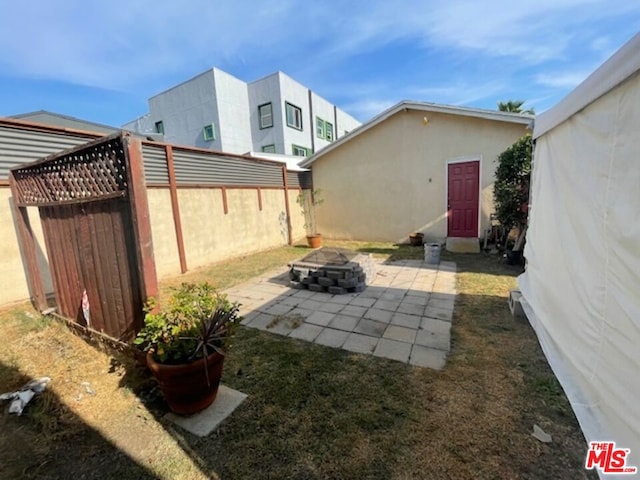 view of patio featuring a fire pit