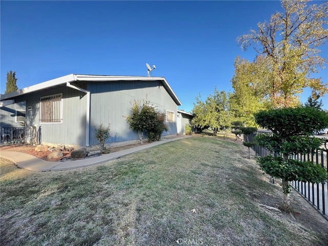 view of side of property featuring a lawn