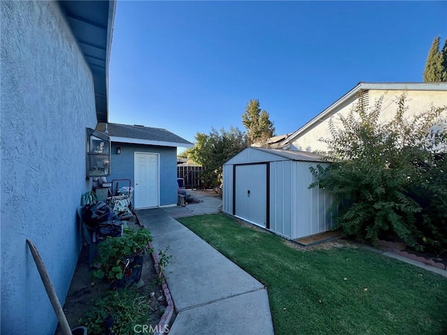 view of yard with a shed