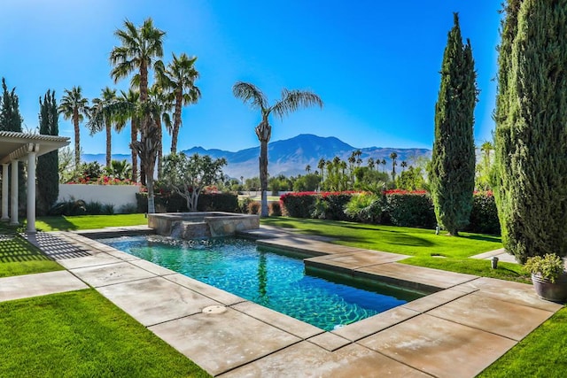 view of swimming pool featuring a pergola, a mountain view, a yard, and an in ground hot tub