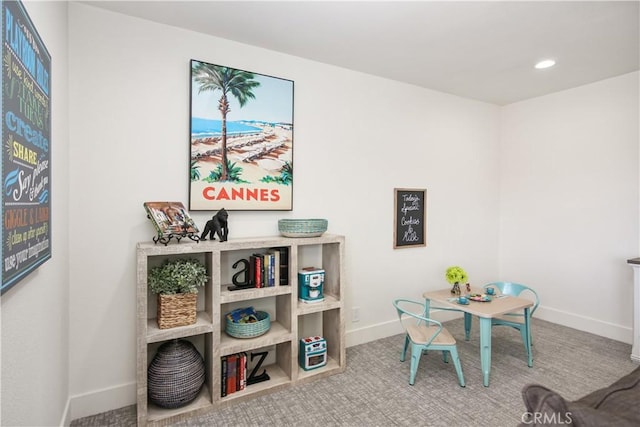 recreation room featuring carpet