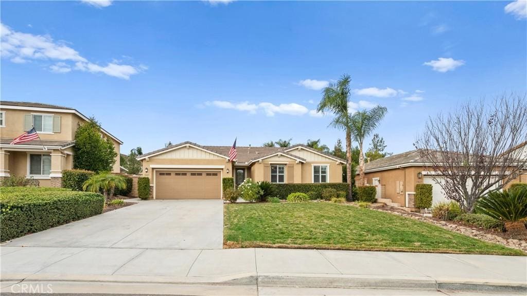 view of front of home featuring a front lawn and a garage