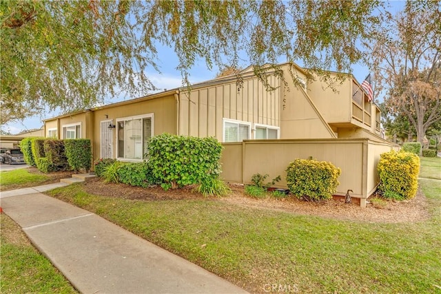 view of front of home featuring a front lawn