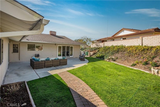 view of yard featuring outdoor lounge area and a patio