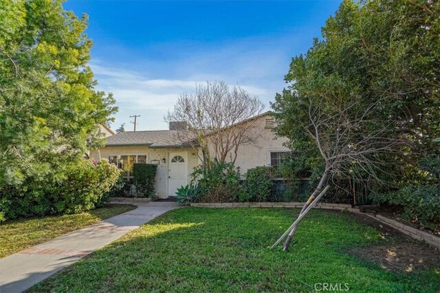 view of front of property featuring a front lawn