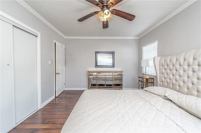 unfurnished bedroom featuring dark wood-type flooring, ceiling fan, and ornamental molding