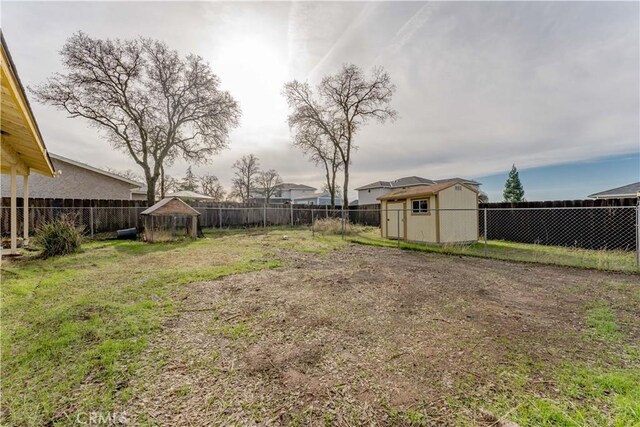 view of yard with a storage shed